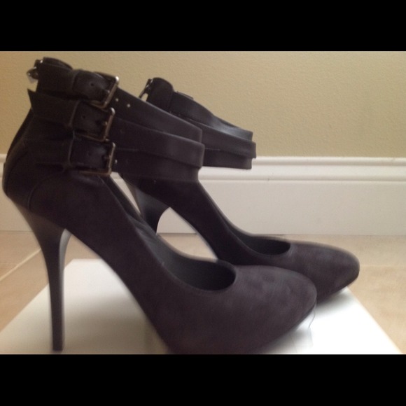 Brand new Italian pumps, size 8, adjustable straps