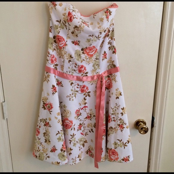 ❌SOLD❌ Flower Print Strapless Dress