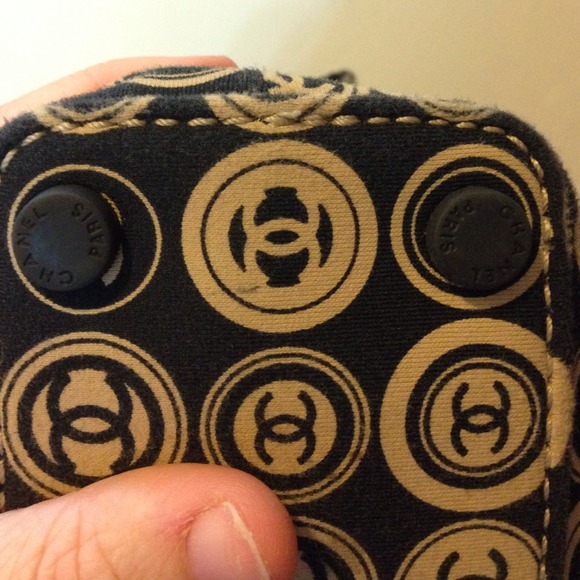 Beautiful brown Chanel with multiple CC Pattern - Picture 4 of 4