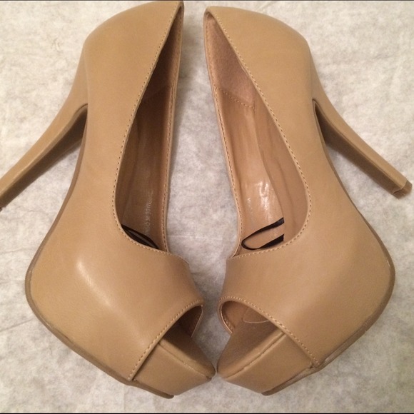 Forever21 Taupe peep toe pumps size 5