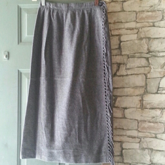 Fitted light wool/rayon blend skirt