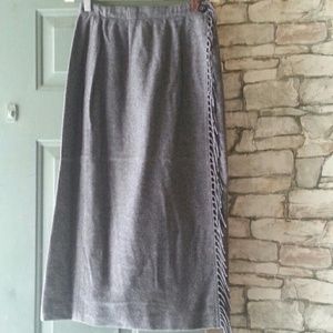 Fitted light wool/rayon blend skirt
