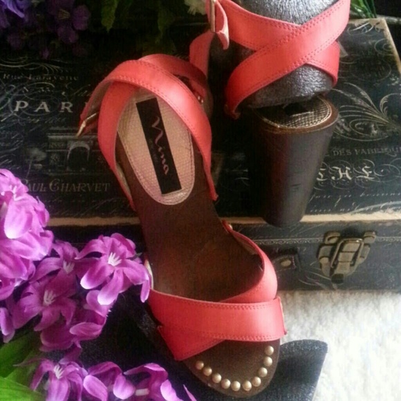 Nina Sandal