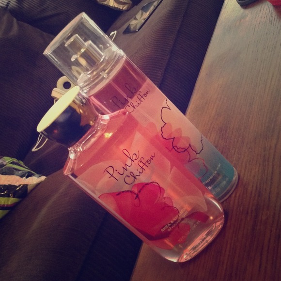 Pink chiffon spray and shower gel - Picture 1 of 1