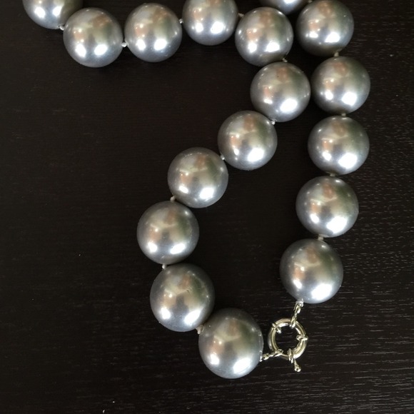 🎉2xHP🎉NWOT 20mm Gray Sea Shell Pearl Necklace - Picture 2 of 3