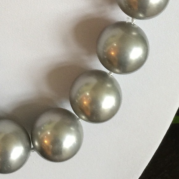🎉2xHP🎉NWOT 20mm Gray Sea Shell Pearl Necklace - Picture 3 of 3