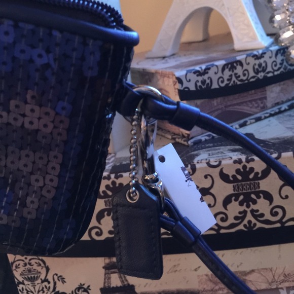 🎉Coach Wristlet🎉 - Picture 4 of 4