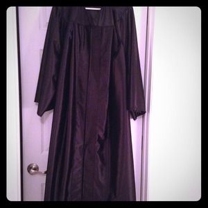 Hold Liliana-Herff Jones blk graduation gown/cap