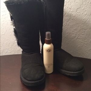 Ugg SZ6 Bailey Triple Button