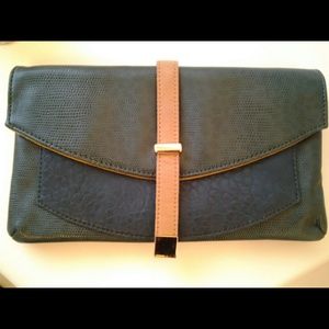 Envelope style clutch