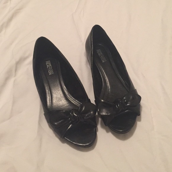 Peep toe flats