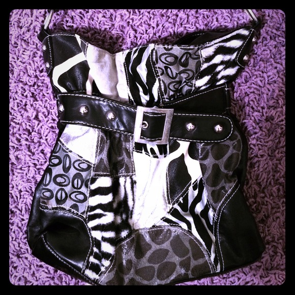 Stylish and beautiful zebra handbag!