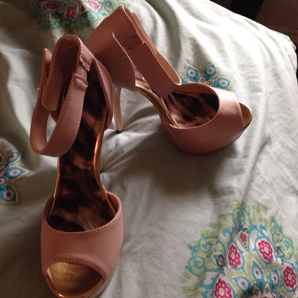 Pumps - Picture 2 of 4