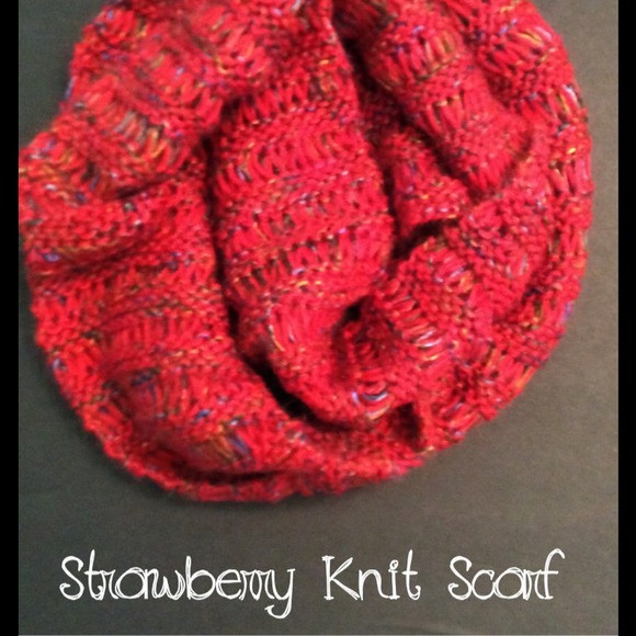 Strawberry Knit Scarf📈PRICE DROP📈