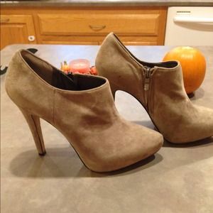 Sam Edelman booties. size 10 suede boots with zip