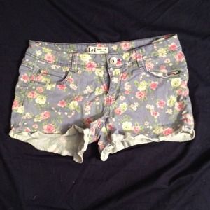SOLD🔹Floral patterned shorts