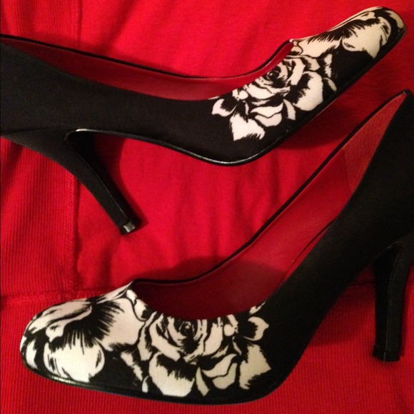 Never worn Nine West heels!! Size 7 1/2