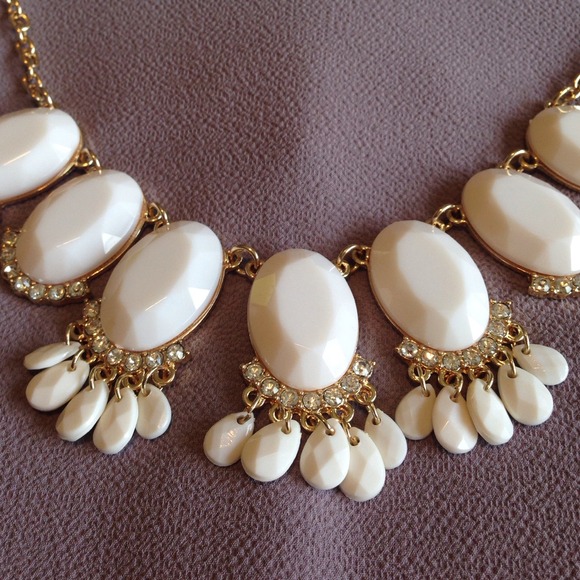🌟HP🌟 White and Gold Statement Necklace - Picture 2 of 4