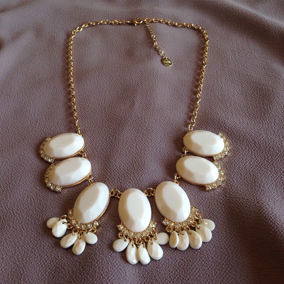 🌟HP🌟 White and Gold Statement Necklace - Picture 3 of 4