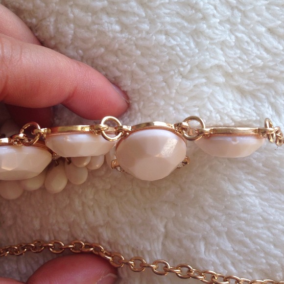 🌟HP🌟 White and Gold Statement Necklace - Picture 4 of 4