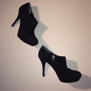 Mark Fisher Alright Suede Booties in size 8M NWOT