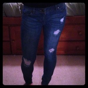 Light wash destroyed skinny jeans