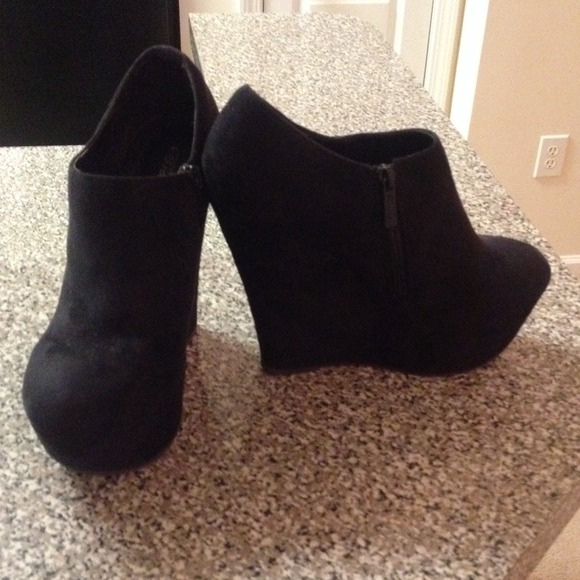 Breckelles Boots - Black, suede booties