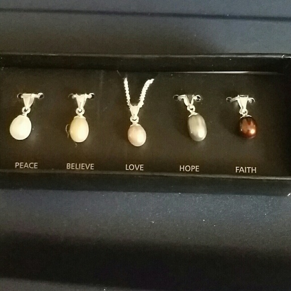Necklace with interchangeable pearls
