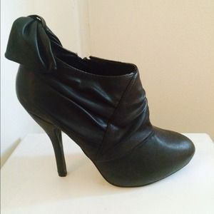 Shi black boots size 9