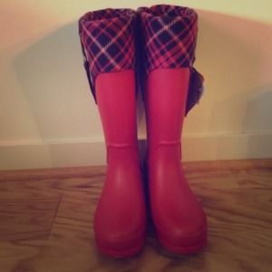 NWT Crocs Rubber Rain Boots -- Raspberry