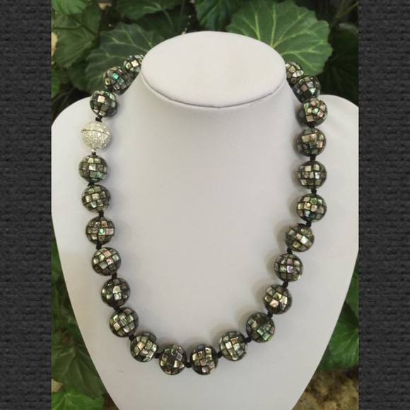 🎉HP🎉NWOT 18" 14mm Paua Abalone Shell Necklace - Picture 2 of 2