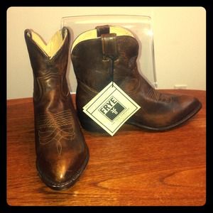BRAND NEW Never worn Frye Billy Short Boot