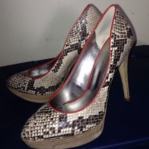 GUESS size 7 snakeskin pumps
