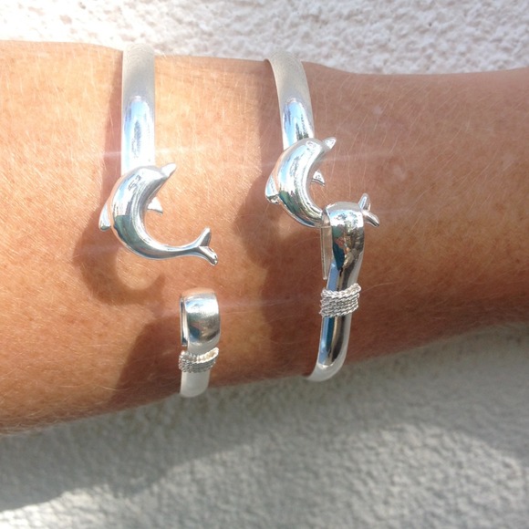 Jewelry - Dolphin bangle