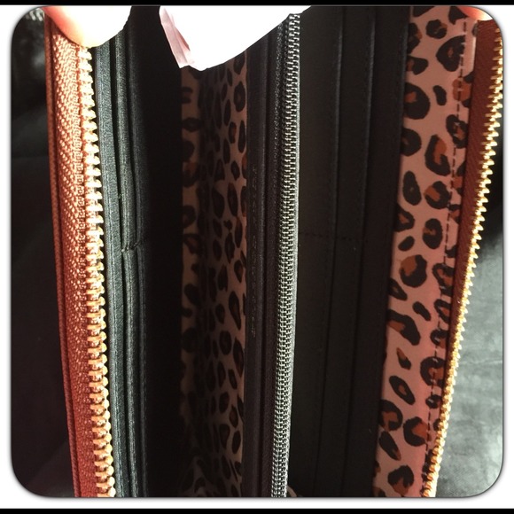 Juicy Couture tan wallet - Picture 2 of 4