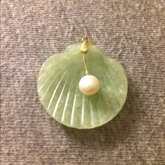 BUNDLED, jade, pearl pendant scallop shell