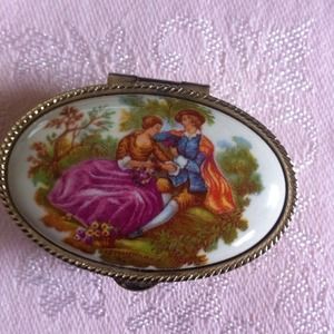 Courting Victorian Couple Oval Pill Trinket