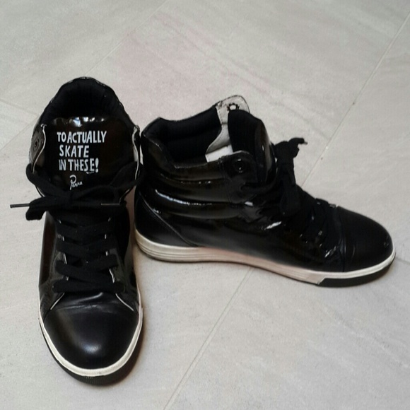 Sneaker - Picture 2 of 2