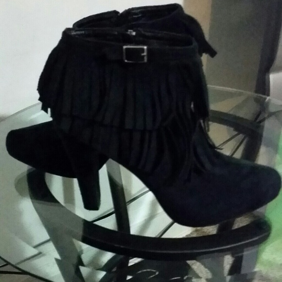 BLACK ANKLE BOOTS. WORN A HANDFUL OF TIMES!