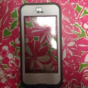 iPhone 5/5s lifeproof case