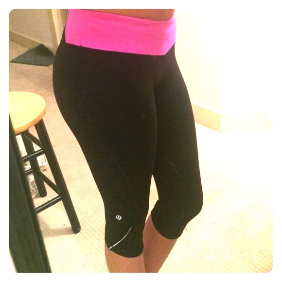 LULULEMON black/pink cropped leggings