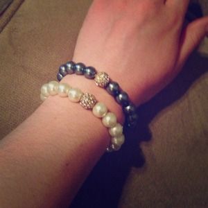 Pearl bracelets with crystals