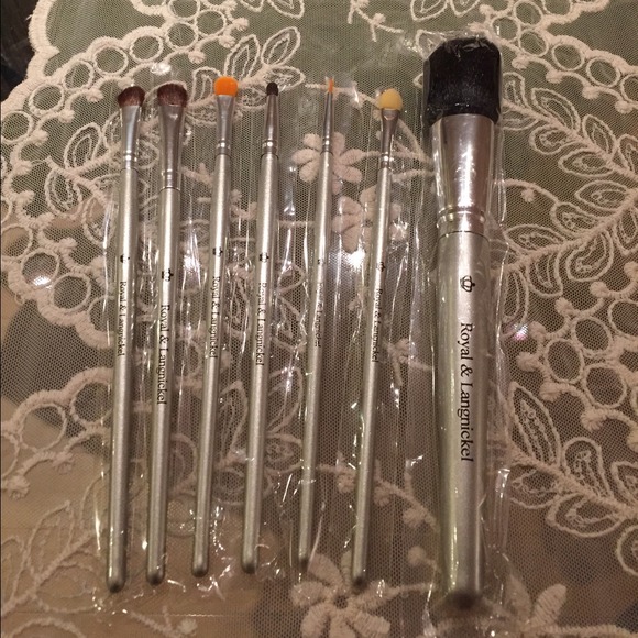 Makeup brushes