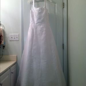 David bridal wedding dress and veil. Never worn.