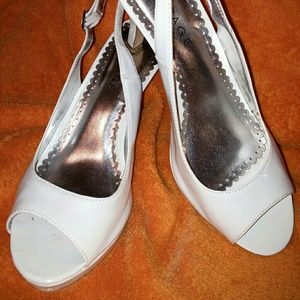 RAMPAGE White heels, peeptoe slingbacks. Size 9M