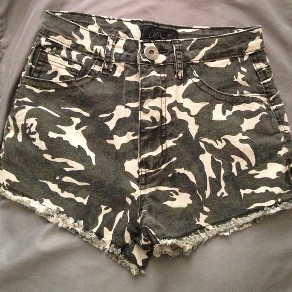 camouflage print high waisted shorts