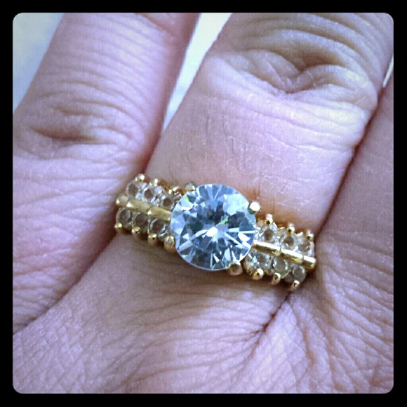 Gold plated 2.5 carat CZ ring - Picture 1 of 4