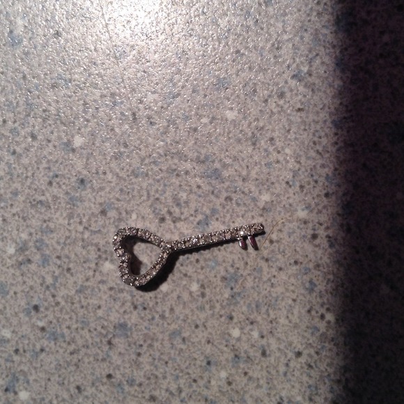 10K white gold & diamonds small heart key pendant