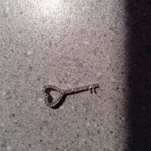 10K white gold & diamonds small heart key pendant