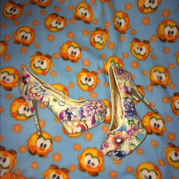 Heels. - Picture 2 of 5